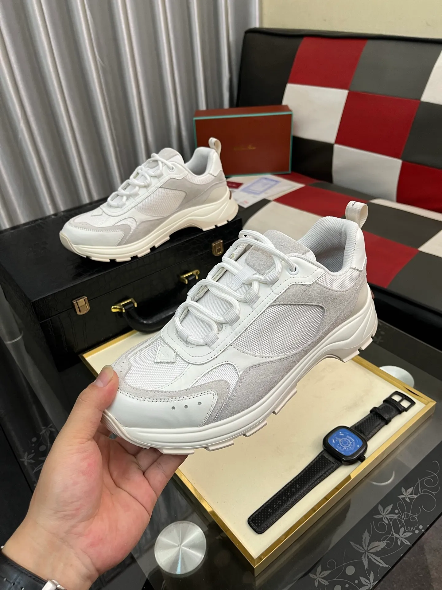 Men's shoes 💰520 ⌚️⌚️ Loro Piana's classic popular lp top version of Pili casual shoes. It turns out that these are the casual shoes that are said to be able to walk 20,000 steps without tiring your feet. This pair has both good looks and feel. You will be completely lost as soon as you step on it ~ The minimalist design is eye-catching and durable, and it is a bonus for dressing. The soft feeling on the feet has outstanding texture, and it is very nice without abrasion on the feet. The soft and waxy soles make it easy to wear for daily use for a long time. Who can resist a pair of versatile and good-looking loafers? Don't be too elegant at all, the feel and texture of the feet are good, the key is to make the legs look longer and not tire the feet, the main thing is that it is just right!        Material: Original cowhide Lining: Original sheepskin Outsole: Original sole Size: 38-44